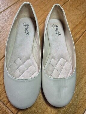 NWOT- Y-Not Thesis Ballet Flats - Big Girls Size‎ 4.5